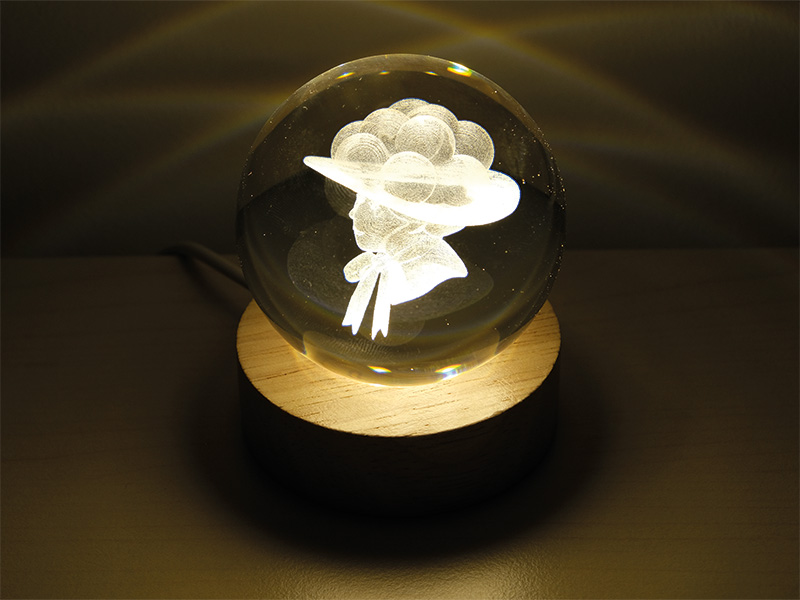 Tischlampe aus Glas mit Schwarzwälderin Ø8x10cm