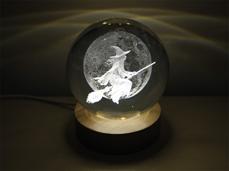 Tischlampe aus Glas mit Hexe Ø8x10cm