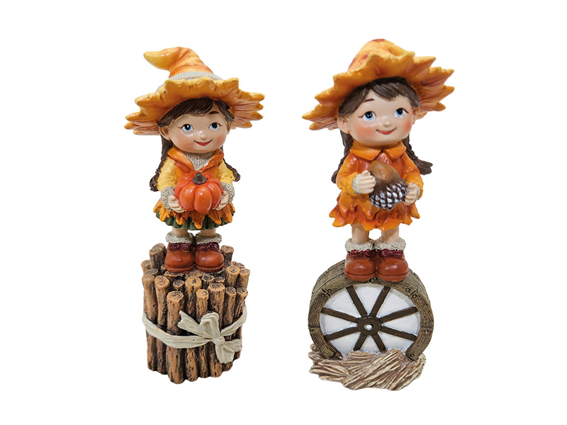 Mädchen auf Holz und Rad 5x5x9cm   