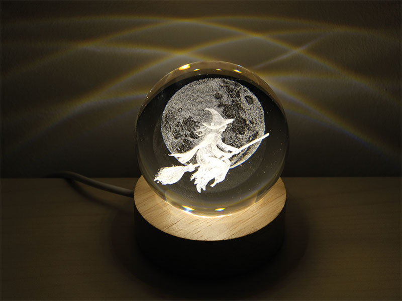 Tischlampe aus Glas mit Hexe Ø6x7,5cm