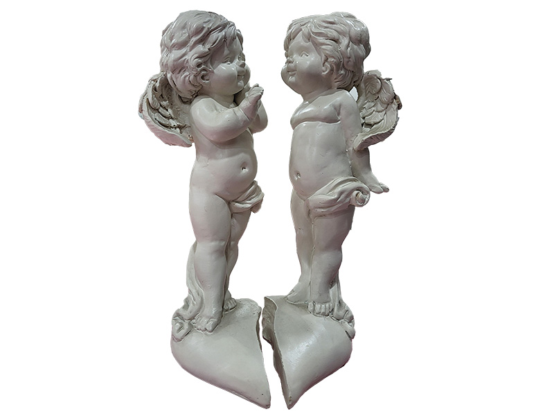 Engel aus Poly auf gebrochenem Herz, 11x10x20cm    Engel aus Poly auf gebrochenem Herz, 11x10x20cm