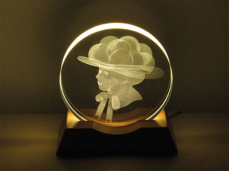 Tischlampe aus Glas mit Schwarzwälderin Ø8cm