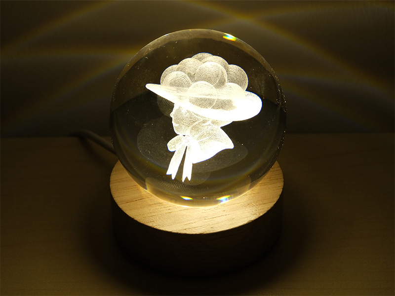 Tischlampe aus Glas mit Schwarzwälderin Ø6x7,5cm