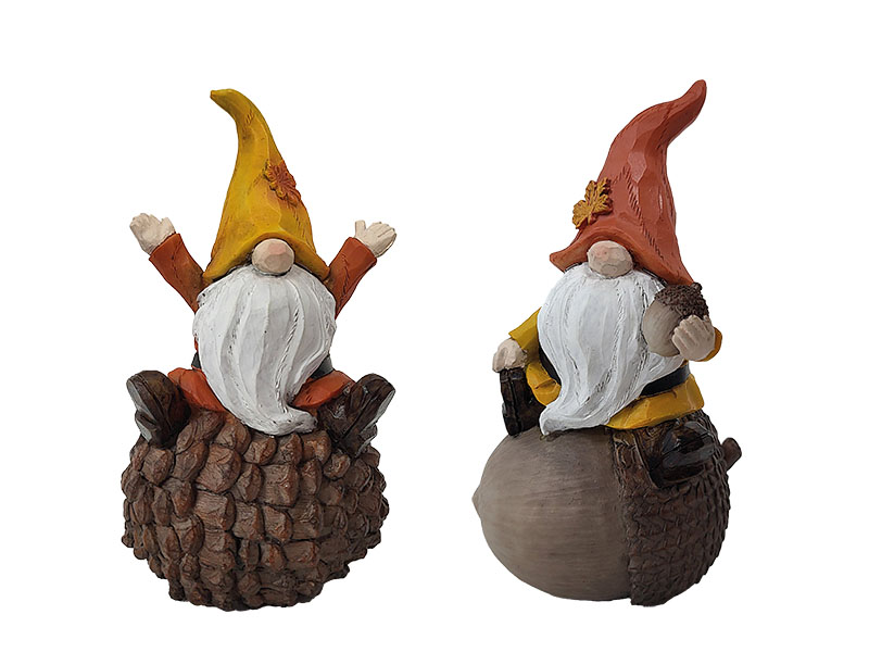 Poly gnome with autumn decor on pine corn and acorn 9x7,5x16cm